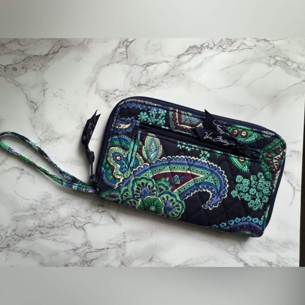 Vera Bradley wallet/ wristlet excellent condition.